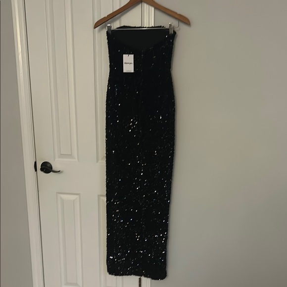 Elegant Black Sequin Strapless Dress - Picture 3 of 4